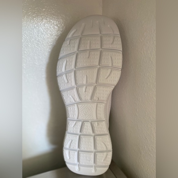 SKECHERS… MENS WHITE SLIP-INS - Picture 9 of 16